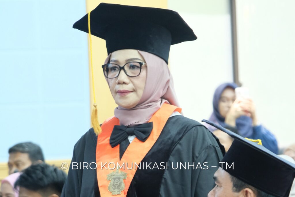 Unhas Kukuhkan Tiga Guru Besar Baru Fakultas Ilmu Sosial dan Ilmu Politik