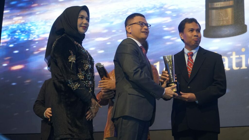 Bukti Konsistensi Pelayanan Berkualitas, Unhas Terima Anugerah Emas SNI Award 2023
