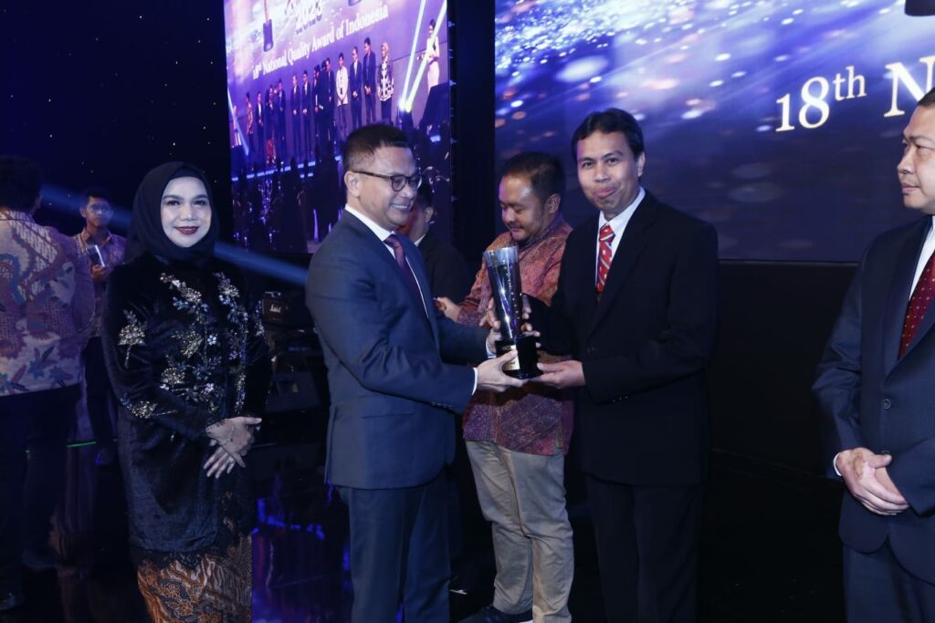 Konsisten Dalam Pelayanan Pendidikan Berkualitas, Unhas Terima Anugerah Emas SNI Award 2023