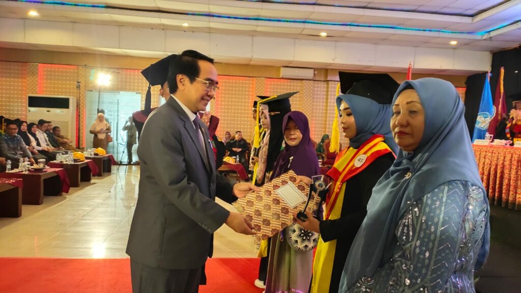 Rektor Unhas Orasi Ilmiah Prospek dan Tantangan Pendidikan Tinggi Era Disrupsi Dihadapan Ribuan Wisudawan USN Kolaka