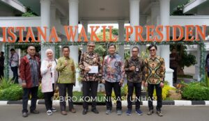 Unhas Terima Anugerah sebagai Badan Publik Informatif Perguruan Tinggi oleh Komisi Informasi Pusat