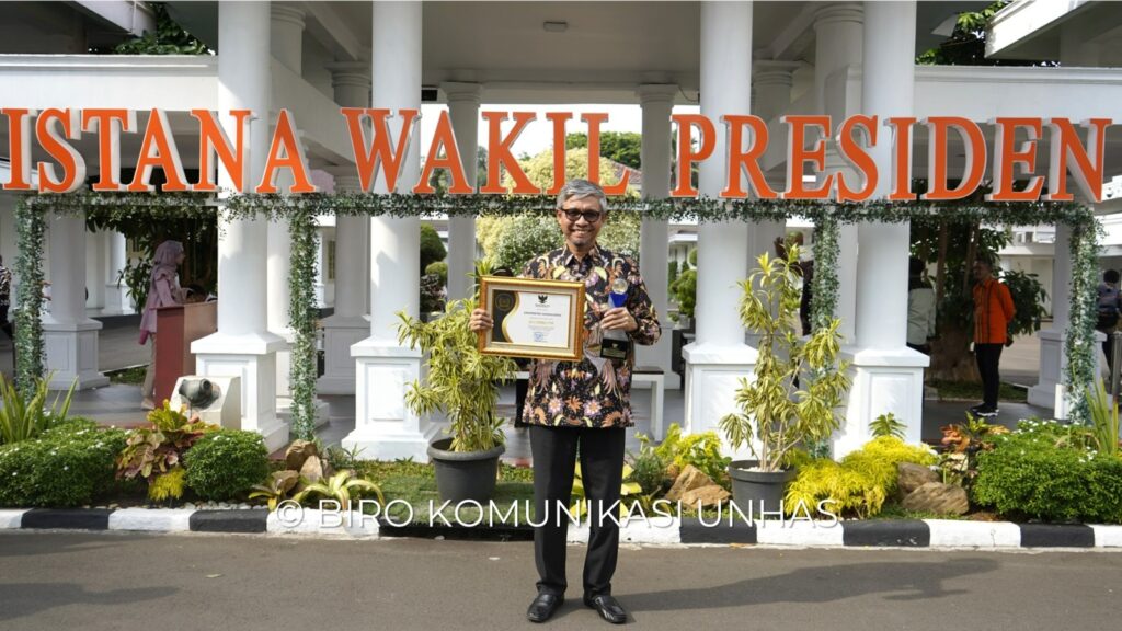Unhas Terima Anugerah sebagai Badan Publik Informatif Perguruan Tinggi oleh Komisi Informasi Pusat