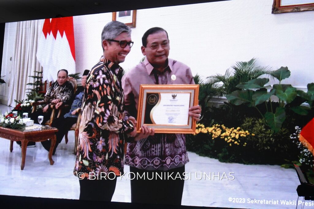 Unhas Terima Anugerah sebagai Badan Publik Informatif Perguruan Tinggi oleh Komisi Informasi Pusat