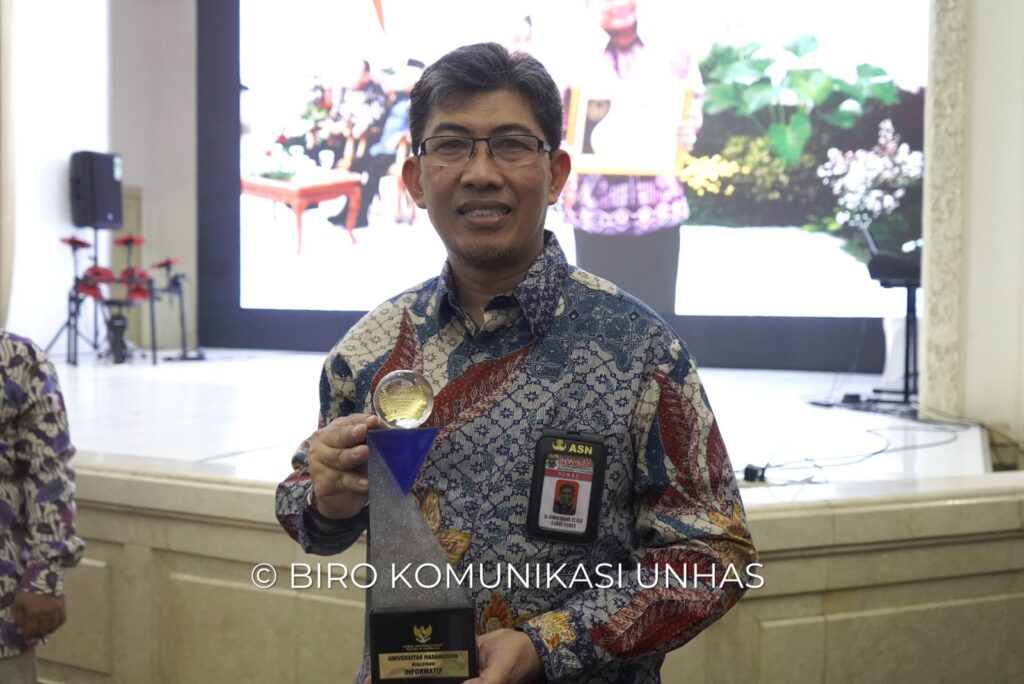 Unhas Terima Anugerah sebagai Badan Publik Informatif Perguruan Tinggi oleh Komisi Informasi Pusat