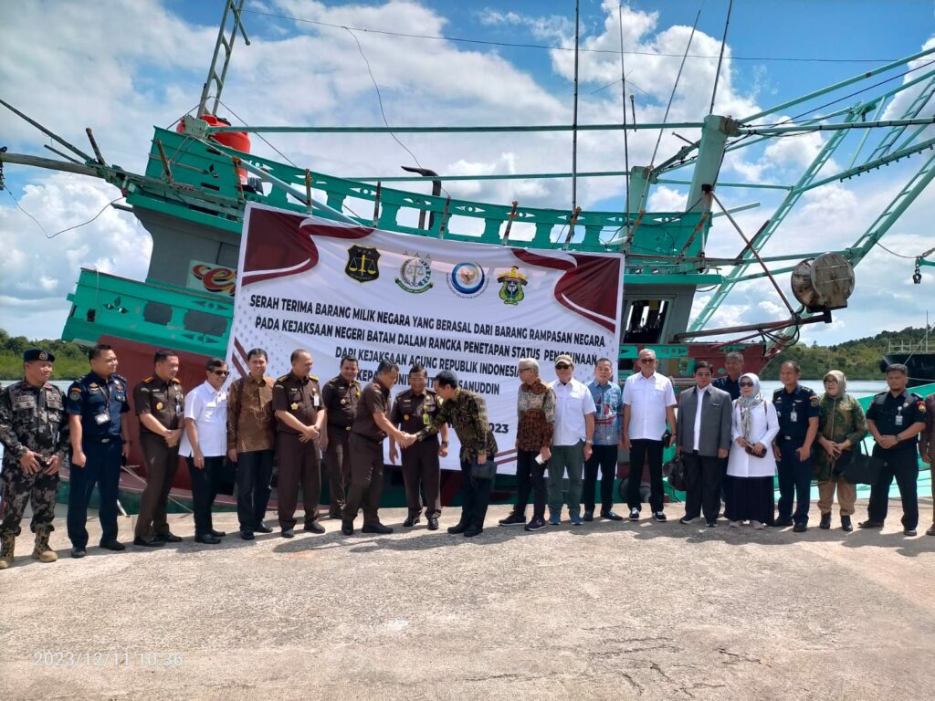 Kokohkan Visi Kemaritiman, Unhas Dapat Hibah Kapal Perikanan 109 GT dari Kejaksaan Agung