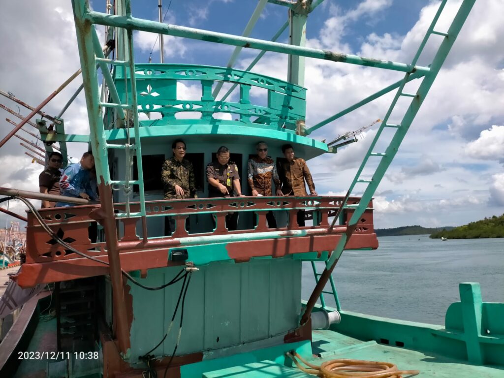 Kokohkan Visi Kemaritiman, Unhas Dapat Hibah Kapal Perikanan 109 GT dari Kejaksaan Agung