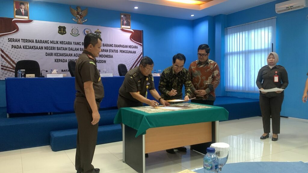 Kokohkan Visi Kemaritiman, Unhas Dapat Hibah Kapal Perikanan 109 GT dari Kejaksaan Agung