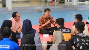 Kemahasiswaan Unhas Gelar Dialog Akhir Tahun Bersama Organisasi Mahasiswa Direktorat Kemahasiswaan dan Penyiapan Karir Unhas menggelar diskusi akhir tahun bersama pengurus Unit Kegiatan Mahasiswa (UKM) dan Badan Eksekutif Mahasiswa (BEM)/Badan Perwakilan Mahasiswa (BPM). Dialog bersama pengurus UKM berlangsung pada Kamis 21 Desember 2023 di Gedung Pusat Kegiatan Mahasiswa. Diskusi akhir tahun ini dipandu langsung Abdullah Sanusi, PhD, didampingi Kasubdit Kemahasiswaan Muhammad Irdam Ferdiansah, PhD. Direktur Kemahasiswaan dan Penyiapan Karir Unhas, Abdullah Sanusi PhD, mengatakan bahwa dialog akhir tahun ini digelar dalam rangka menyerap aspirasi pengurus organisasi mahasiswa di Unhas. “Kami harap dengan adanya diskusi ini, kami mendapatkan masukan terkait pengembangan pembinaan kemahasiswaan ke depannya,” ujar Abdullah Sanusi. Dalam diskusi ini hadir para ketua dan pengurus UKM tingkat Universitas Hasanuddin. Diketahui, saat ini terdapat 35 UKM yang aktif di Unhas. Dalam diskusi ini, Abdullah Sanusi memberikan pengarahan dan merefleksi aktivitas UKM sepanjang tahun 2023, baik dari segi kepengurusan UKM, program kerja, hingga dinamika yang terjadi sepanjang tahun 2023 ini. Selain itu, Abdullah Sanusi juga memacu aktivitas-aktivitas kreatif dari para pengurus UKM dalam hal pelaksanaan kegiatan-kegiatan mereka. Setelah menerima pengarahan, para pengurus UKM juga memberikan umpan balik atas perjalanan satu tahun kepengurusan. Kegiatan diakhiri dengan foto bersama. Sementara itu, dialog akhir tahun bersama BEM dan BPM berlangsung Jumat 22 Desember 2023 di salah satu warung kopi di Makassar. Diskusi ini dihadiri 30 pengurus lembaga se-Unhas. Hadir dalam pertemuan ini Direktur Kemahasiswaan dan Penyiapan Karir, Abdullah Sanusi PhD, Kasubdit Kemahasiswaan Muhammad Irdam Ferdiansah PhD, beserta Tim Pokja Kepemimpinan dan Karakter Mahasiswa. Diskusi akhir tahun ini dipandu langsung oleh Abdullah Sanusi. Dalam pemaparannya, dosen Fakultas Ekonomi dan Bisnis ini memberikan pengarahan sekaligus merefleksi dinamika lembaga mahasiswa sepanjang tahun 2023. Ia juga memberikan penjelasan lebih jauh tentang mekanisme pendanaan terhadap organisasi mahasiswa yang selama ini dilakukan Unhas. Abdullah Sanusi juga mengungkap keterbukaan bidang kemahasiswaan untuk berdiskusi lebih jauh terkait perbaikan pengelolaan lembaga kemahasiswaan ke depannya. Para pengurus lembaga pun antusias dan banyak berdiskusi satu dengan yang lain. Pertemuan ini menghasilkan sejumlah masukan dan catatan untuk bahan evaluasi bersama. Sebelumnya diketahui, pada tahun 2023, Kemahasiswaan Unhas memberikan bantuan biaya pendidikan bagi Ketua BEM atau Senat Mahasiswa tingkat Fakultas. Bantuan biaya pendidikan tersebut sebesar Rp2.4 juta dan diterima satu kali selama 2023. Hal ini dimaksudkan untuk meningkatkan minat mahasiswa berlembaga.