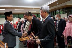 Rektor Unhas Prof. JJ Serahkan 44 SK Jabatan Professor dan Penerimaan 5 Dosen Lulusan Program Doktor (S3)
