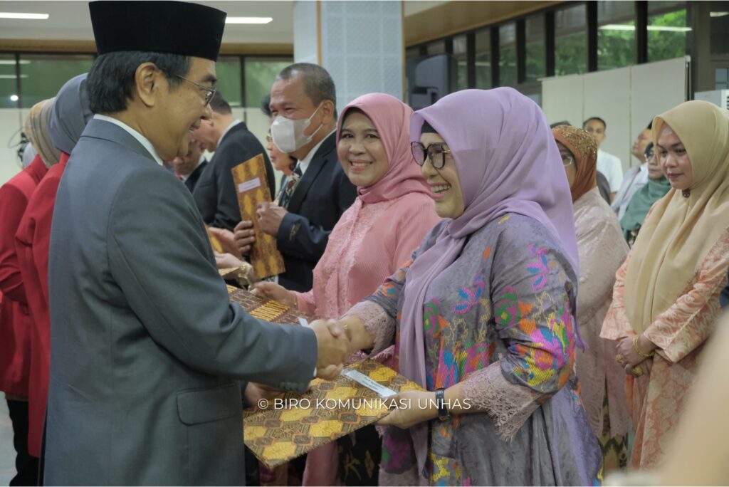 Rektor Unhas Prof. JJ Serahkan 44 SK Jabatan Professor dan Penerimaan 5 Dosen Lulusan Program Doktor (S3)