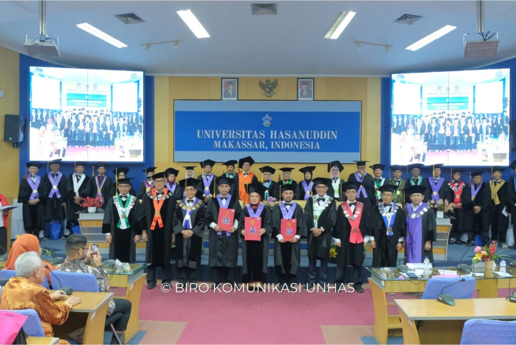 Rektor Unhas Kukuhkan Tiga Professor Baru Fakultas Kesehatan Masyarakat