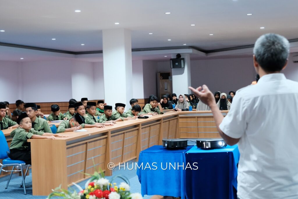 Unhas Terima Kunjungan 130 Siswa Pondok Pesantren Darul Ihsan Kabupaten Sinjai