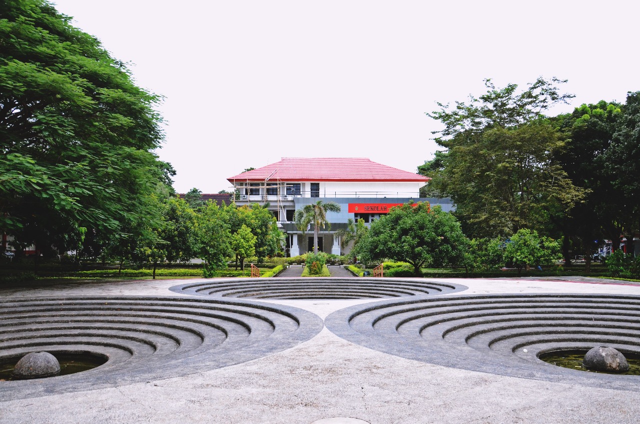 Fakultas dan Sekolah