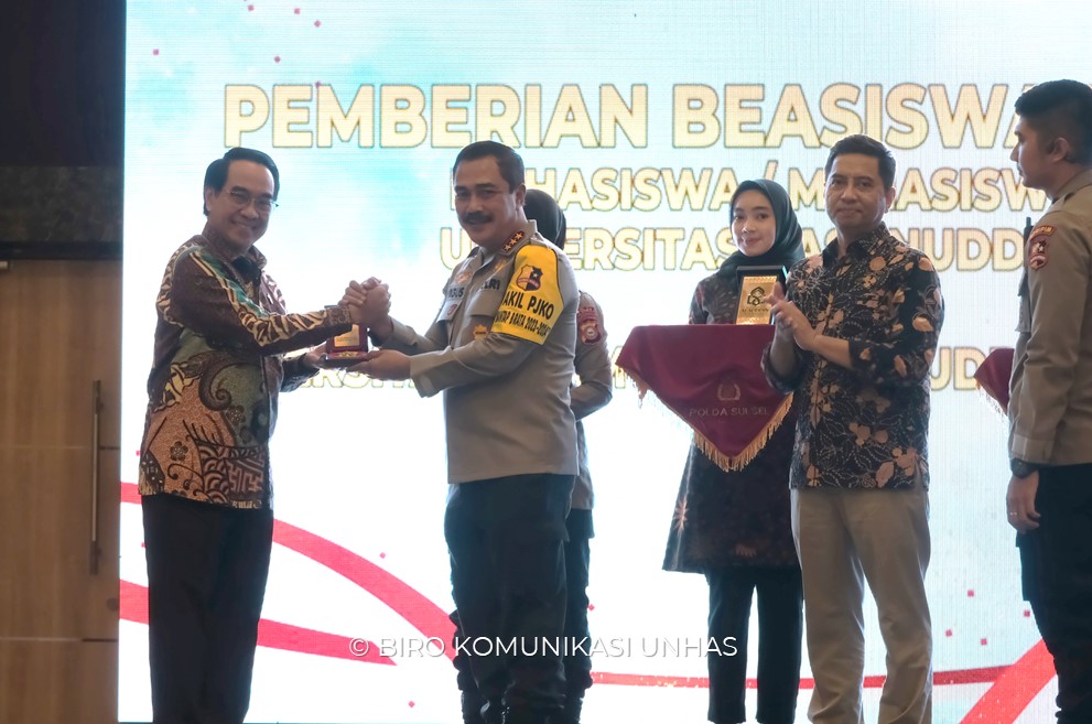 80 Mahasiswa Unhas Terima Bantuan Dana Pendidikan dari Kepolisian Republik Indonesia
