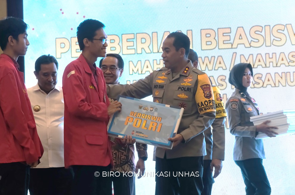 80 Mahasiswa Unhas Terima Bantuan Dana Pendidikan dari Kepolisian Republik Indonesia