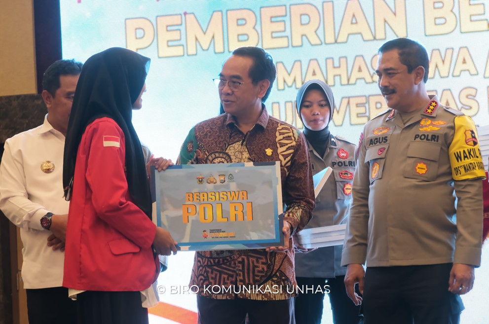 80 Mahasiswa Unhas Terima Bantuan Dana Pendidikan dari Kepolisian Republik Indonesia
