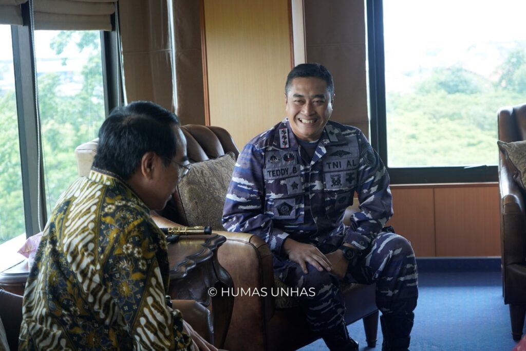 Pertemuan Rektor Unhas Prof. JJ Bersama Letkol Laut (P) Teddy Barata Bahas Potensi Kerja Sama