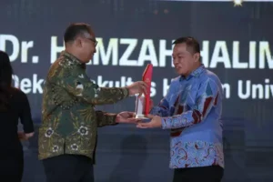 Dekan Fakultas Hukum Unhas Raih Penghargaan dari CNN Indonesia