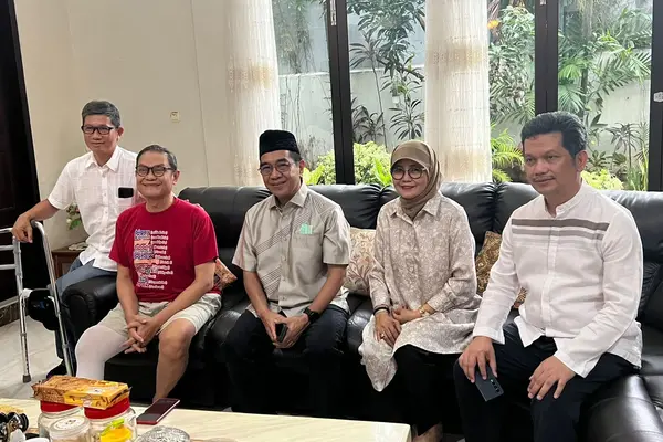 Jelang Idul Fitri, Unhas Gelar Tali Kasih Kunjungi Dosen dan Tendik Kurang Sehat