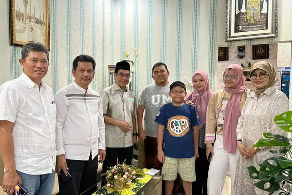 Jelang Idul Fitri, Unhas Gelar Tali Kasih Kunjungi Dosen dan Tendik Kurang Sehat