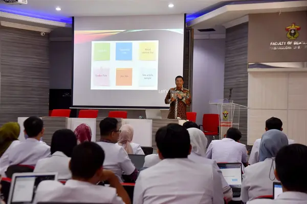 Tingkatkan Jumlah Publikasi, FKG Unhas Gelar Pelatihan Penyusunan Artikel
