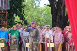 Tampil Berbeda, Sivitas Akademika Selenggarakan Upacara Hari Pendidikan dengan Pakaian Adat Nusantara