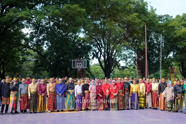 Tampil Berbeda, Sivitas Akademika Selenggarakan Upacara Hari Pendidikan dengan Pakaian Adat Nusantara