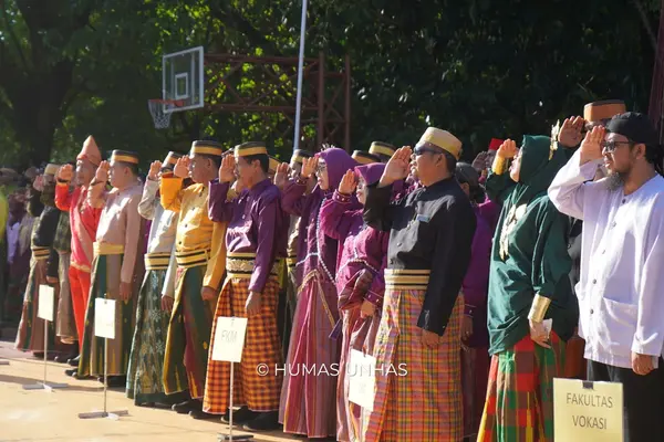 Tampil Berbeda, Sivitas Akademika Selenggarakan Upacara Hari Pendidikan dengan Pakaian Adat Nusantara