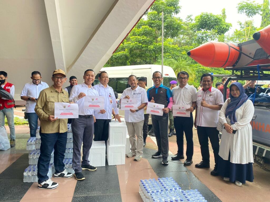 Unhas Salurkan Bantuan Logistik untuk Korban Bencana Alam Luwu