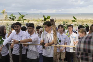 66 Mahasiswa Internasional Program ICP KUI Unhas Tanam Bibit Mangrove di Takalar
