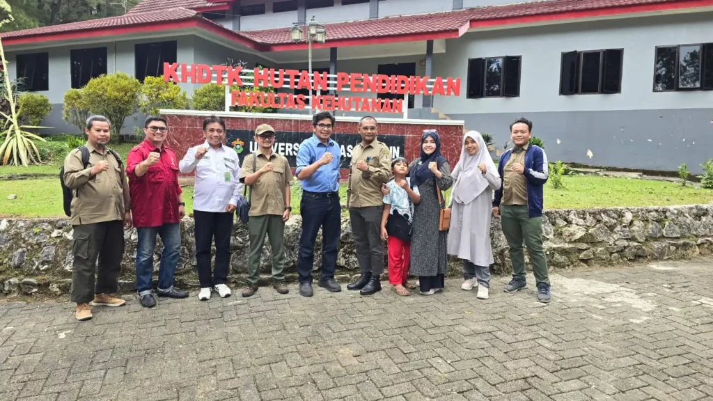 Dukung Tercapainya SDG 13, Program Studi Kehutanan Unhas Gelar Pelatihan Pembuatan Pupuk Organik Cair di Kab. Maros
