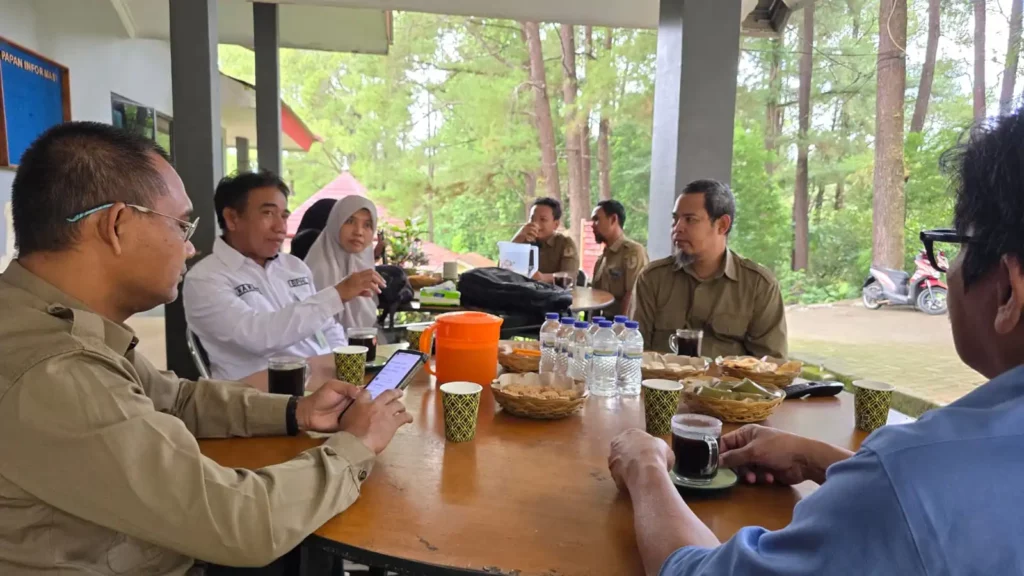 Dukung Tercapainya SDG 13, Program Studi Kehutanan Unhas Gelar Pelatihan Pembuatan Pupuk Organik Cair di Kab. Maros