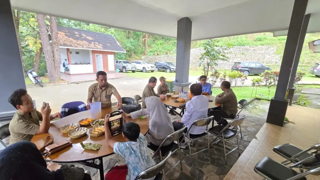 Dukung Tercapainya SDG 13, Program Studi Kehutanan Unhas Gelar Pelatihan Pembuatan Pupuk Organik Cair di Kab. Maros