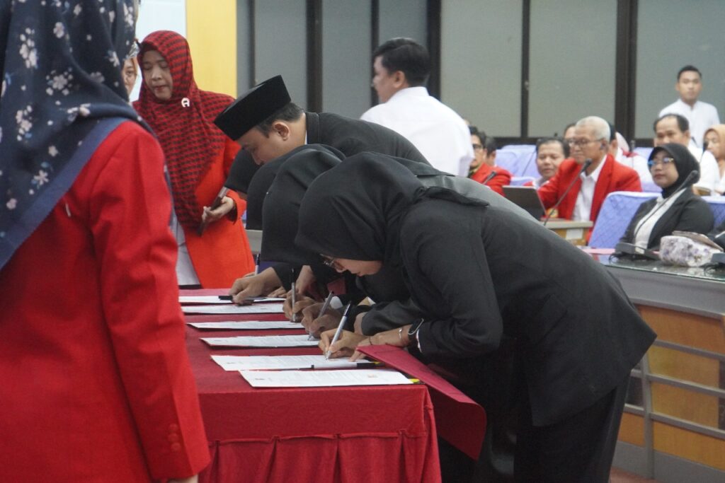 Rektor Unhas Serahkan Surat Keputusan Pengangkatan 195 Calon Pegawai Negeri Sipil Dosen Tahun 2024
