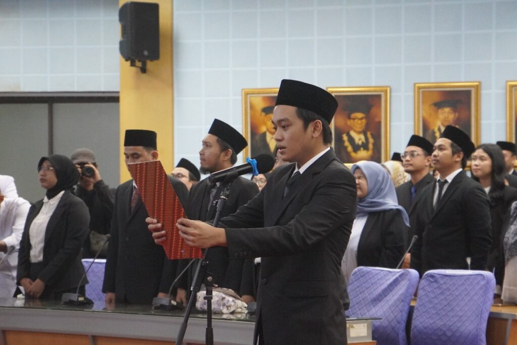 Rektor Unhas Serahkan Surat Keputusan Pengangkatan 195 Calon Pegawai Negeri Sipil Dosen Tahun 2024
