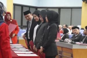 Rektor Unhas Serahkan Surat Keputusan Pengangkatan 195 Calon Pegawai Negeri Sipil Dosen Tahun 2024