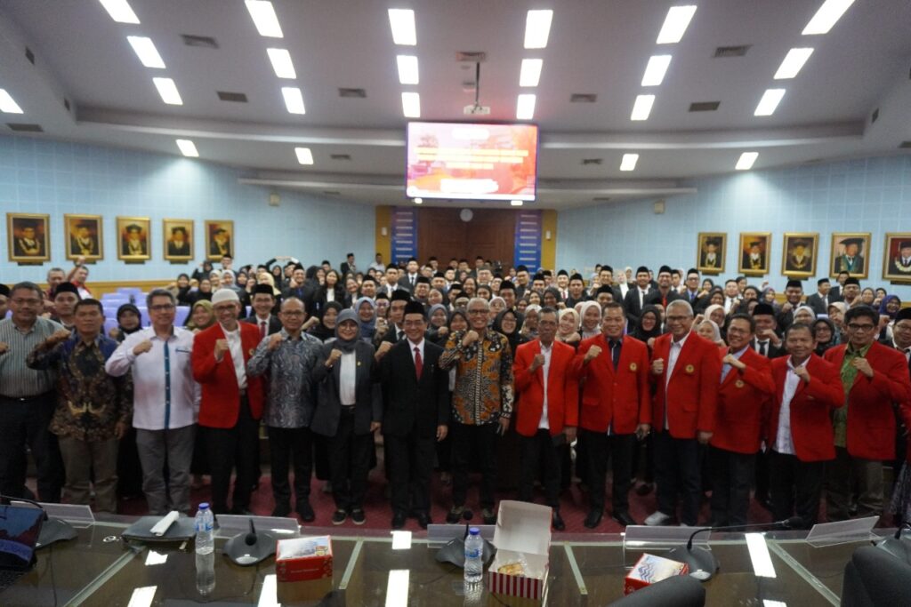Rektor Unhas Serahkan Surat Keputusan Pengangkatan 195 Calon Pegawai Negeri Sipil Dosen Tahun 2024