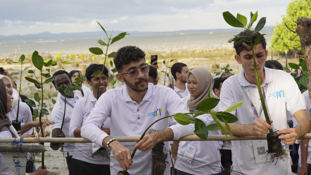 66 Mahasiswa Internasional Program ICP KUI Unhas Tanam Bibit Mangrove di Takalar