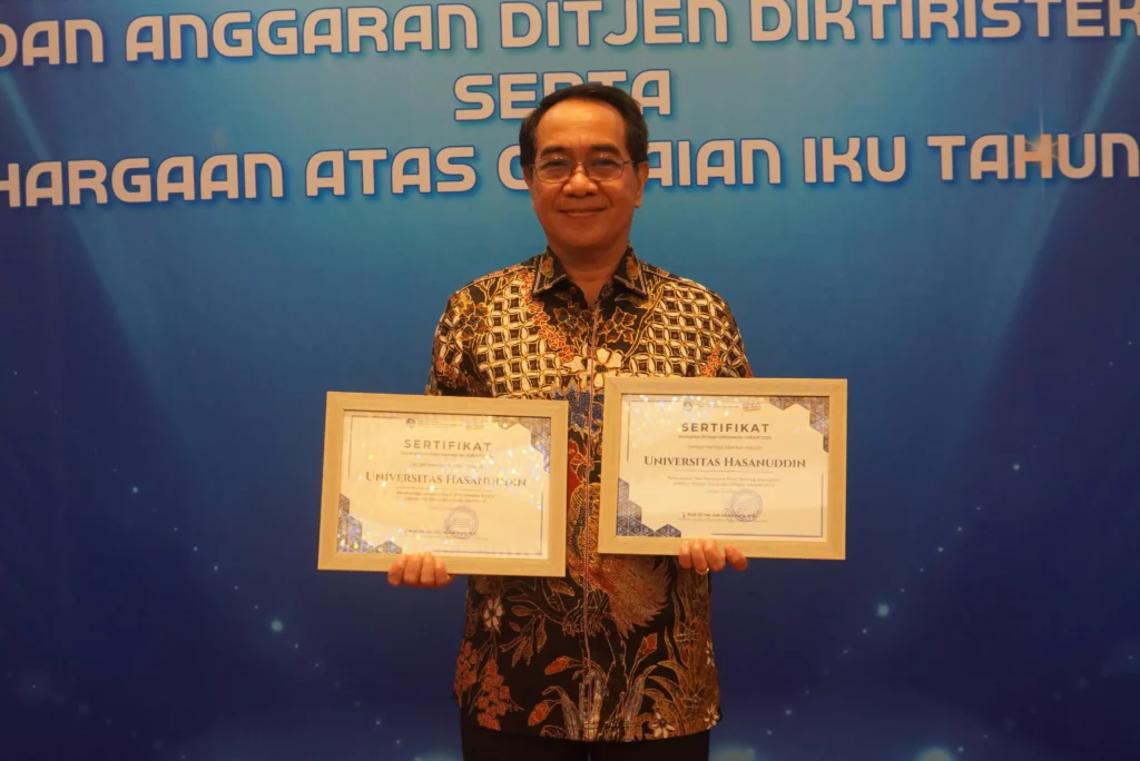 Unhas Terima Penghargaan Terbaik Tiga Nasional Liga IKU PTNBH oleh Diktiristek