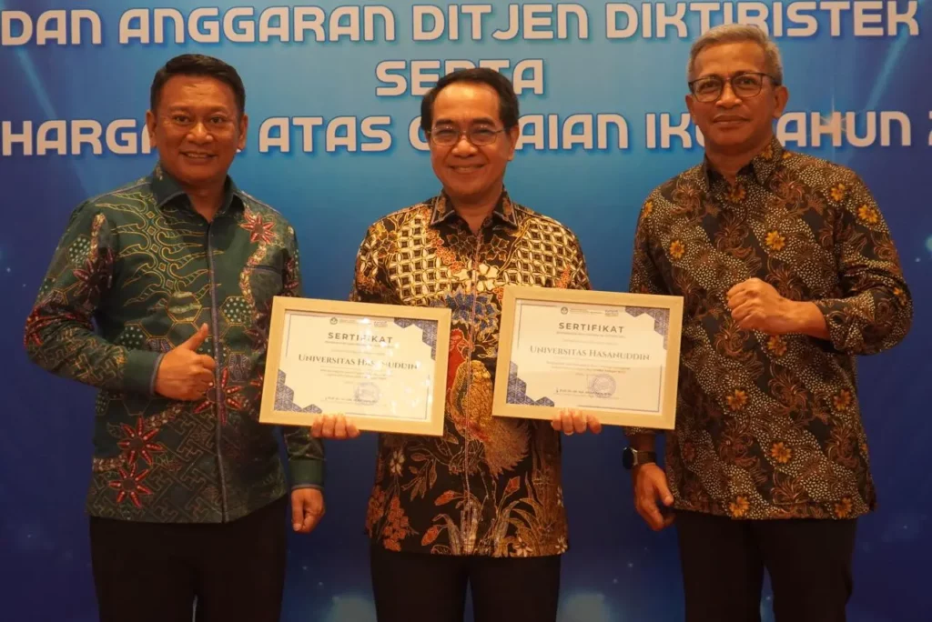 Unhas Terima Penghargaan Terbaik Tiga Nasional Liga IKU PTNBH oleh Diktiristek