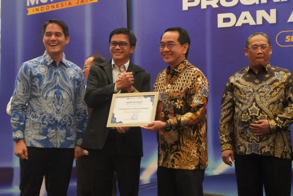 Unhas Terima Penghargaan Terbaik Tiga Nasional Liga IKU PTNBH oleh Diktiristek