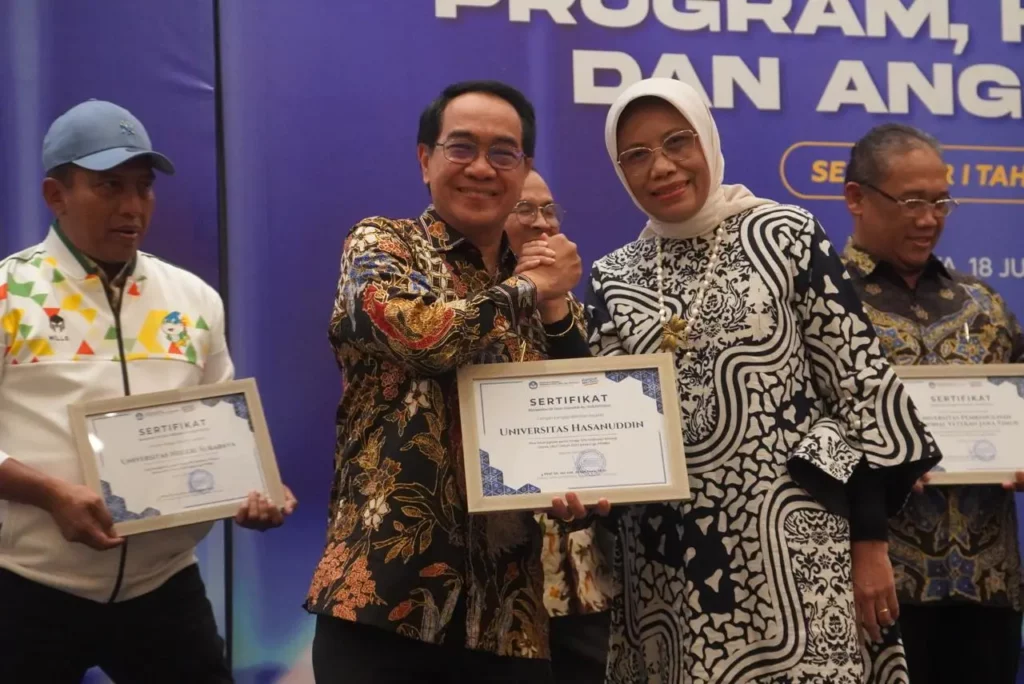 Unhas Terima Penghargaan Terbaik Tiga Nasional Liga IKU PTNBH oleh Diktiristek