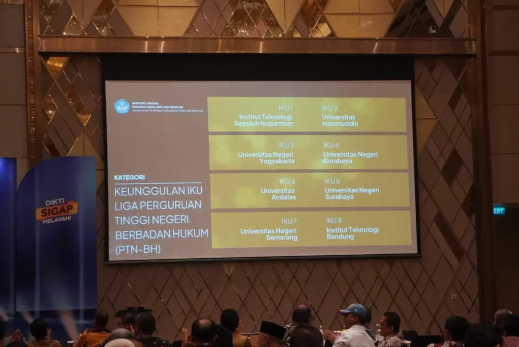 Unhas Terima Penghargaan Terbaik Tiga Nasional Liga IKU PTNBH oleh Diktiristek