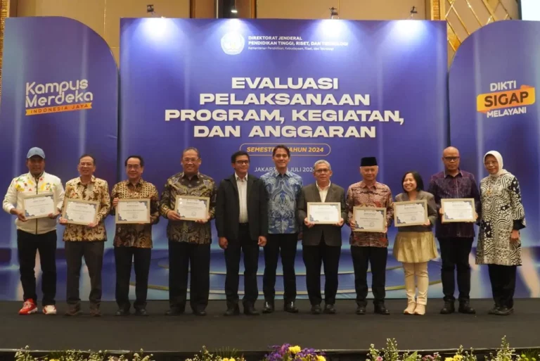 Unhas Terima Penghargaan Terbaik Tiga Nasional Liga IKU PTNBH oleh Diktiristek