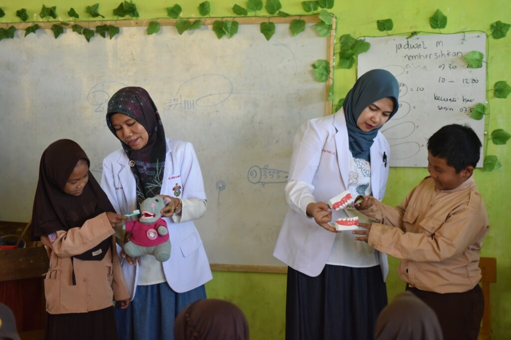 FKG Unhas Gelar Baksos di Dua Sekolah di Malino, Turut Hadir 4 Mahasiswa Kedokteran Gigi dari Jepang