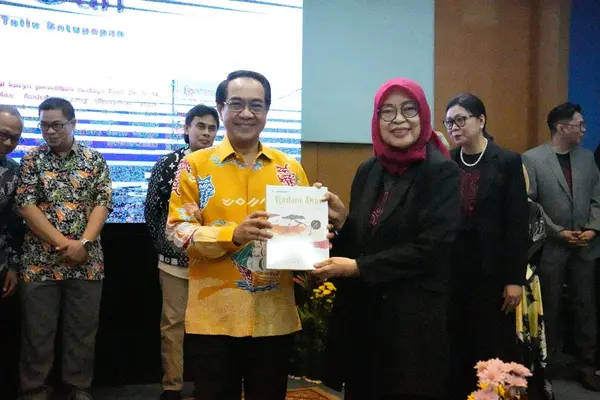 Rektor Unhas Pada Peluncuran Buku Lontara Duri: Penting Pelestarian Budaya Melalui Literatur