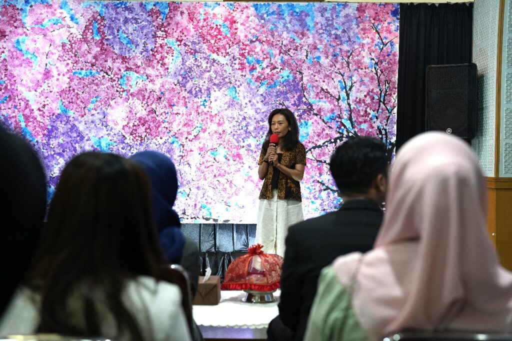 Hadirkan Ruang Inspiratif bagi Sivitas Akademika, Unhas Hadirkan Pameran Lukisan Tunggal Warna Rosi