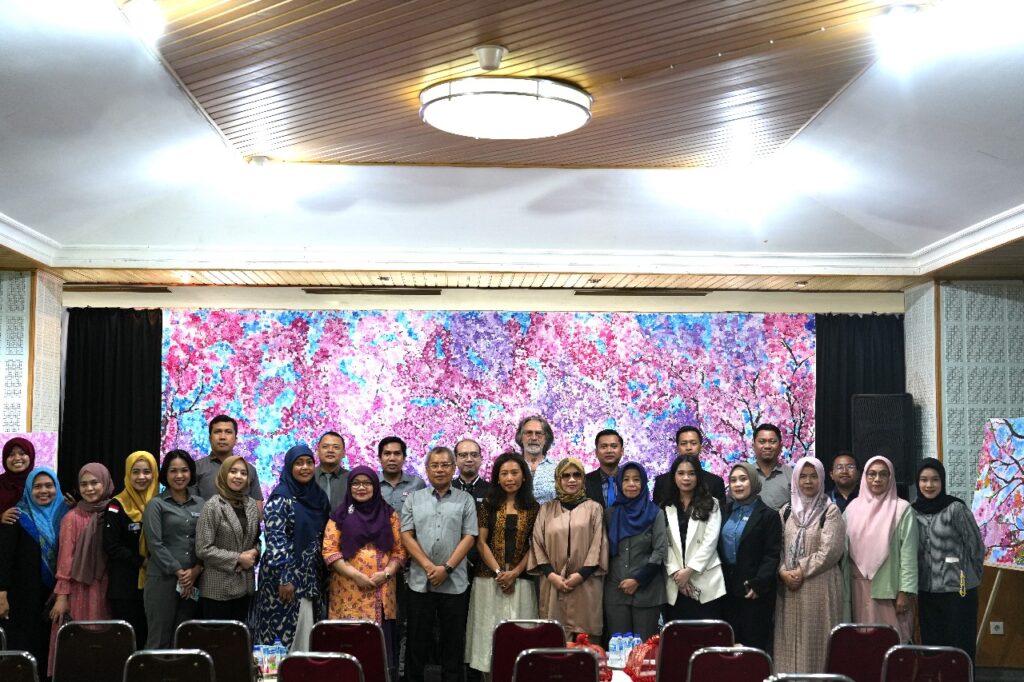 Hadirkan Ruang Inspiratif bagi Sivitas Akademika, Unhas Hadirkan Pameran Lukisan Tunggal Warna Rosi
