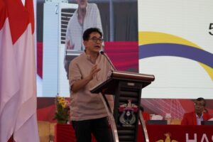 Ketua KADIN Berikan Motivasi kepada Mahasiswa Baru pada PKKMB Unhas Tentang Peran Generasi Muda dalam Transportasi Ekonomi
