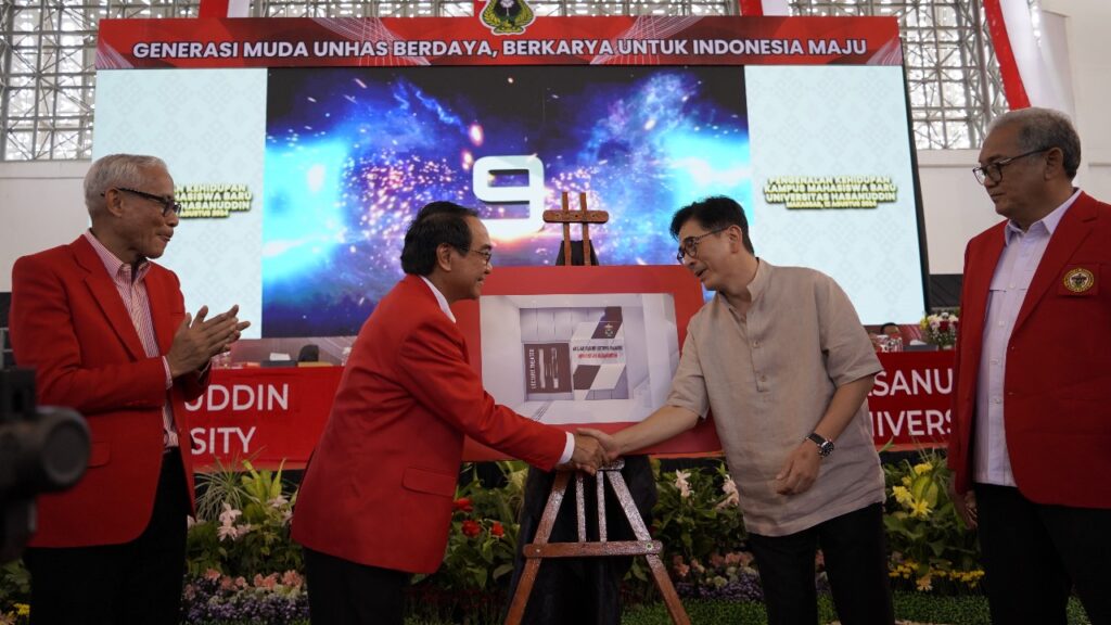 PKKMB Unhas 2024 Penyerahan Beasiswa dan Peluncuran Arsjad Rasjid Lecture Theatre Dorong Prestasi dan Inovasi Mahasiswa